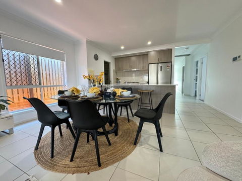 Absolute Familial Paradise- Greenbank - Accommodation Bookings 0
