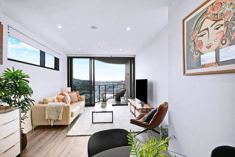 Above Brisbane King Suite With Rooftop Pool Deck - Accommodation Bookings 0