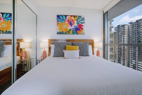 Above Brisbane King Suite With Rooftop Pool Deck - Accommodation Bookings 1