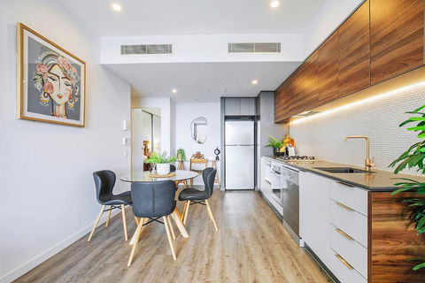 Above Brisbane King Suite With Rooftop Pool Deck - Accommodation Bookings 2