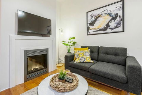 A Carlton Classic - Quaint Inner-City Getaway - Accommodation Bookings 3