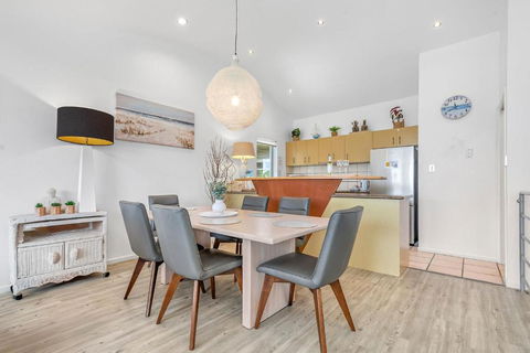 Andari Apartment 2, Sunshine Beach, Beachfront Street And Just Steps To Surf-club - Accommodation Bookings 2