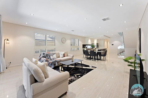 Aircabin - Eastwood - Luxury - 4 Bedrooms House - Accommodation Bookings 0
