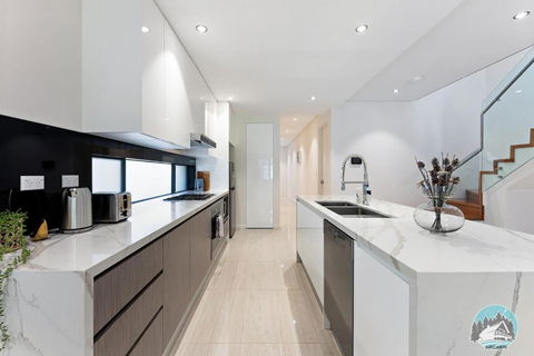 Aircabin - Eastwood - Luxury - 4 Bedrooms House - Accommodation Bookings 2
