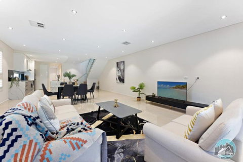 Aircabin - Eastwood - Luxury - 4 Bedrooms House - Accommodation Bookings 3