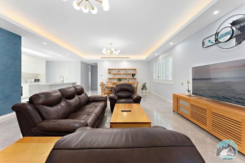 Aircabin - Fairfield - Modern - 6 Bedrooms House - Accommodation Bookings 0