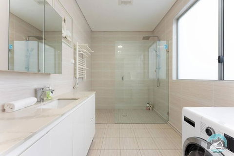 Aircabin - Fairfield - Modern - 6 Bedrooms House - Accommodation Bookings 3