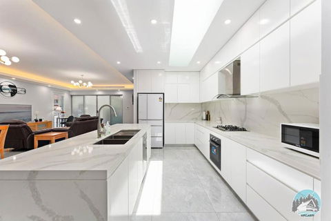 Aircabin - Fairfield - Modern - 6 Bedrooms House - Accommodation Bookings 4