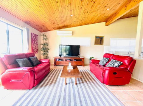 Aircabin - Tuggerawong - Lake Front - 3 Beds House - Accommodation Bookings 2