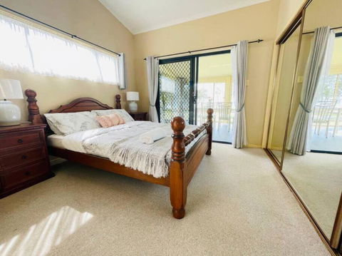 Aircabin - Tuggerawong - Lake Front - 3 Beds House - Accommodation Bookings 3