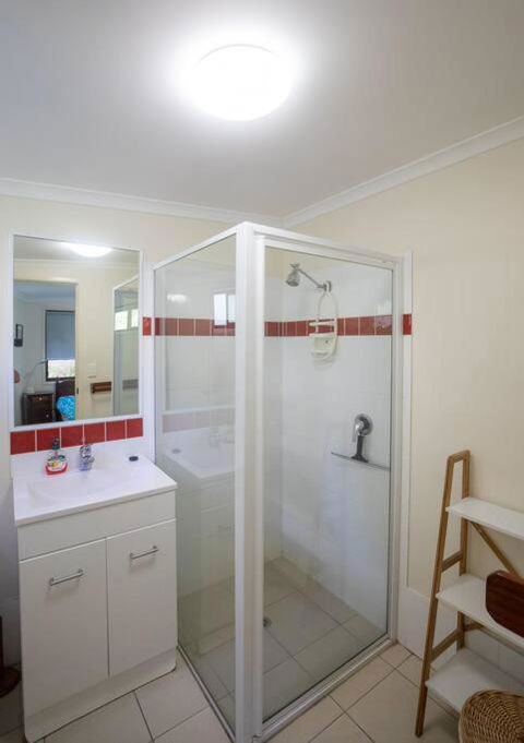 Allamanda Cottage - Close To Beach - Pet Friendly - Accommodation Bookings 4