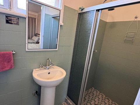 ALPINE COUNTRY MOTEL Plus FREE COFFEE - Accommodation Bookings 3