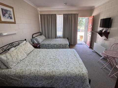 ALPINE COUNTRY MOTEL Plus FREE COFFEE - Accommodation Bookings 4