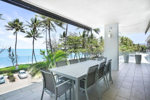 Amaroo - Luxury Apartment Overlooking The Coral Sea - Accommodation Bookings 1