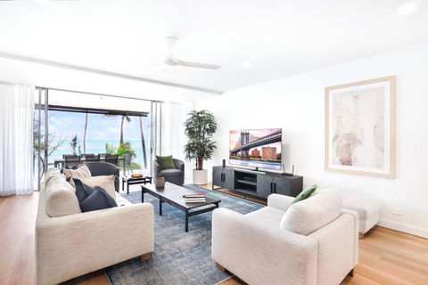 Amaroo - Luxury Apartment Overlooking The Coral Sea - Accommodation Bookings 3