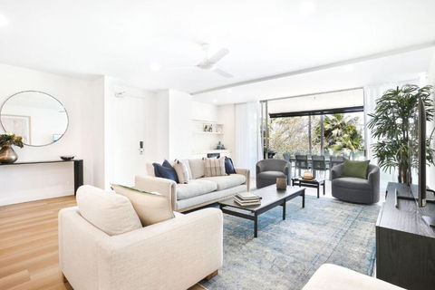Amaroo - Luxury Apartment Overlooking The Coral Sea - Accommodation Bookings 4
