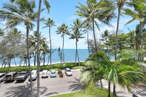 Amaroo - Luxury Apartment Overlooking The Coral Sea - Accommodation Bookings 2