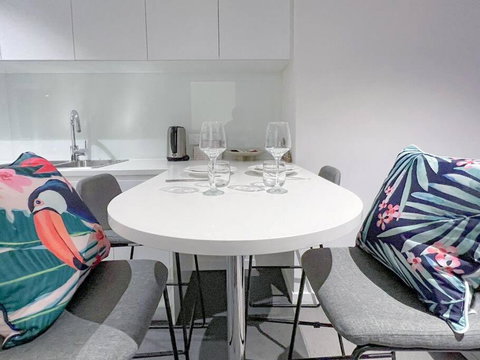 Amazing 2 Bedroom In CBD! - Accommodation Bookings 3