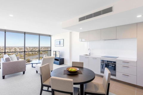 Amazing 2BR Delicate Apt, 1min To Train Station - Accommodation Bookings 4