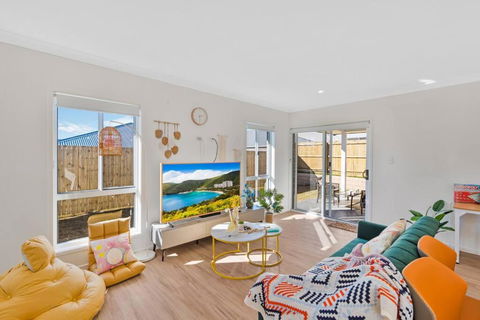Amazing 4 Rooms House Near SpringField Lakes - Accommodation Bookings 0