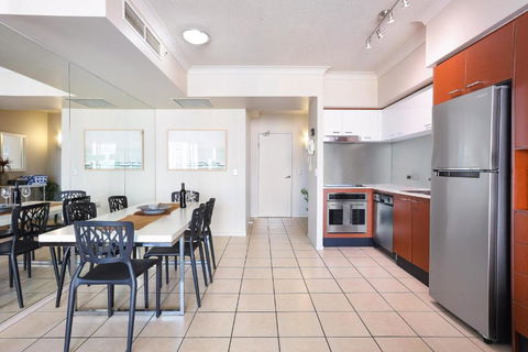 Amazing Chevron Heart Of Surfers Apartment - Accommodation Bookings 1