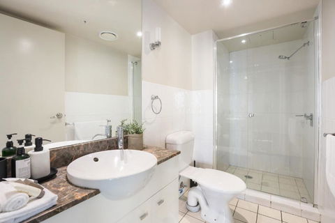 Amazing Chevron Heart Of Surfers Apartment - Accommodation Bookings 2