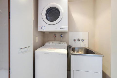 Amazing Chevron Heart Of Surfers Apartment - Accommodation Bookings 3