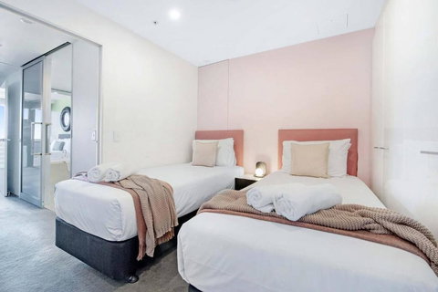 Amazing Location At Circle On Cavill - One Bedroom Self Contained Apartments - Privately Managed - Accommodation Bookings 4
