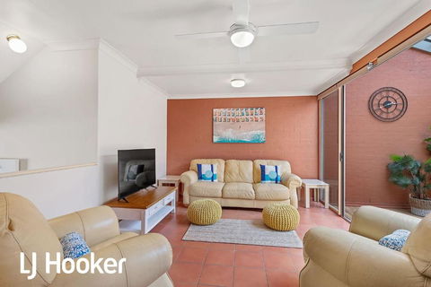 Amazing Waterfront Location - Accommodation Bookings 4