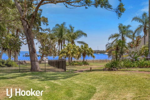 Amazing Waterfront Location - Accommodation Bookings 1