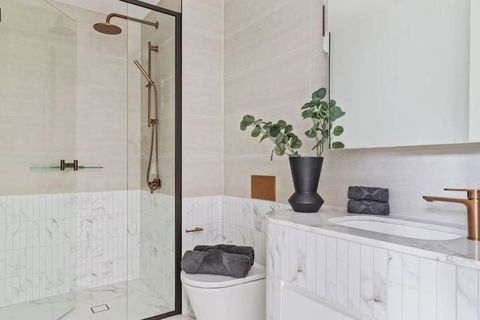 An Amazing 2BR Apt At Sapphire By The Gardens - Accommodation Bookings 3