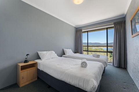 Alpine Mountain View 18 - 4BR L Mountain Views L Swimming Pool L Air-Con L WiFi - Accommodation Bookings 4