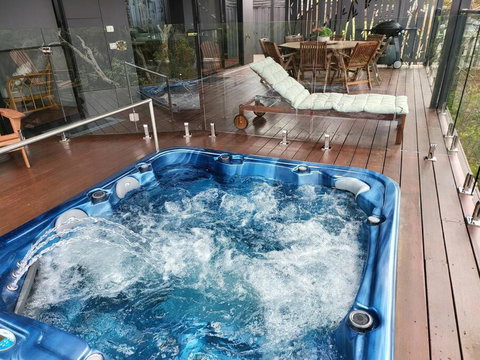 Alogara House, Modern, 6 Bedrooms With Hot Tub And Views - Accommodation Bookings 1