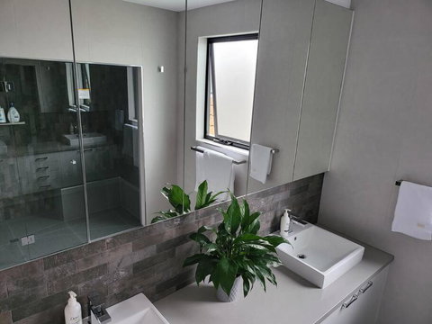 Alogara House, Modern, 6 Bedrooms With Hot Tub And Views - Accommodation Bookings 3