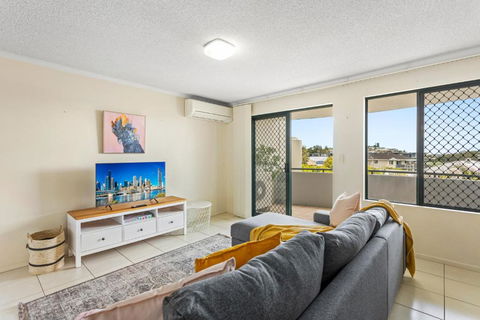 Albion Convenient Hideaway With Parking & Balcony - Accommodation Bookings 0