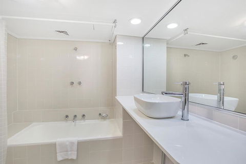Apartment At College St - Accommodation Bookings 3