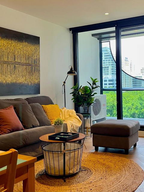 Apartment In Melbourne With Pool - Accommodation Bookings 0