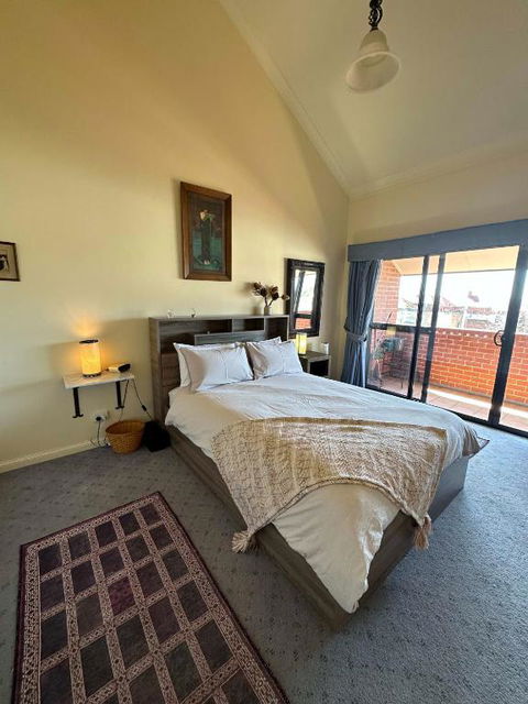 Apartment In The Heart Of Bathurst Walk Everywhere - Accommodation Bookings 0