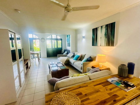 Apartment In Palm Cove - Accommodation Bookings 1