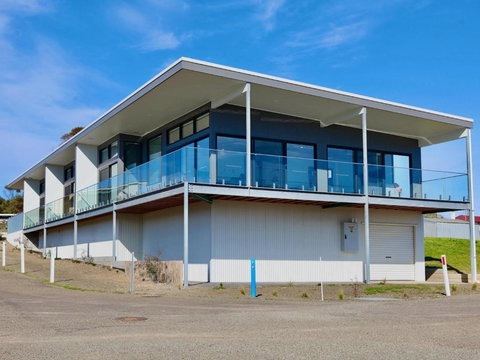 Apt02-The SS James Comrie - Accommodation Bookings 1