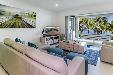 Aqua Aura - Bask In Beachfront Living - Accommodation Bookings 1
