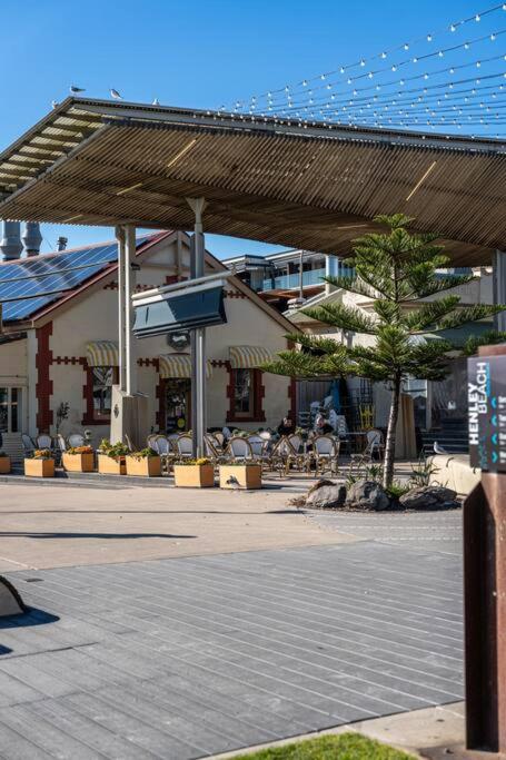 Aqua By The Sea - 1BR, Beachfront, Pool & Gym - Accommodation Bookings 1
