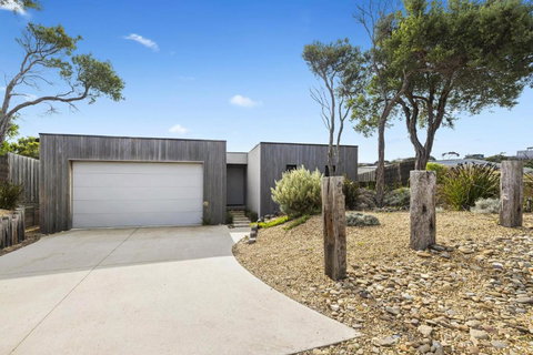 Aqua Luna - Stylish Retreat By Koonya Ocean Beach - Accommodation Bookings 2