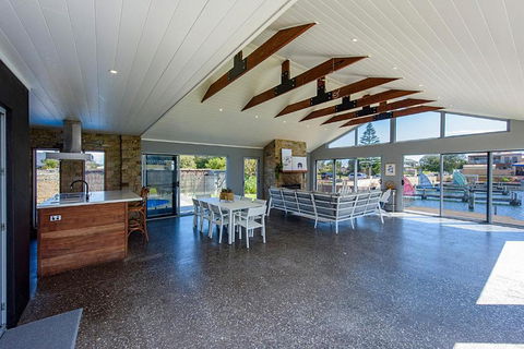Aqua Tides- Family Home With Pool - Accommodation Bookings 4