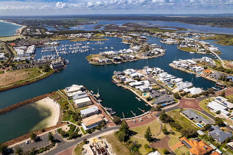 Aqua Tides- Family Home With Pool - Accommodation Bookings 3