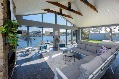 Aqua Tides- Family Home With Pool - Accommodation Bookings 2