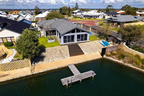 Aqua Tides- Family Home With Pool - Accommodation Bookings 0