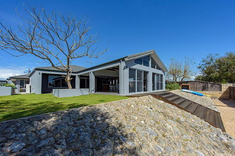 Aqua Tides- Family Home With Pool - Accommodation Bookings 1