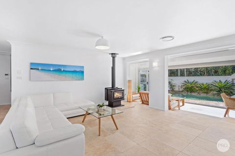 Aquablue Holiday Home - Hot Spa & Pool - 2m Walk To Beaches - Accommodation Bookings 3
