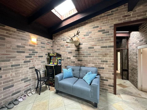 Arcadia Stunning Manor Tennis & Pool & Hottub - Accommodation Bookings 3